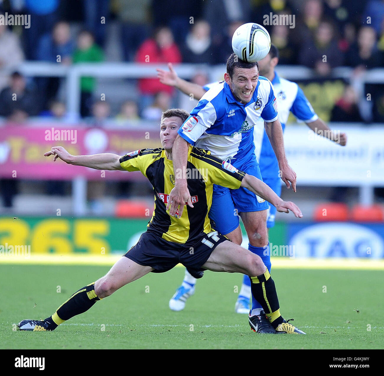 Jimmy Phillips de Burton Albion (à gauche) et Craig Stanley de Bristol Rovers en action lors du match de la npower football League Two au stade Pirelli, Burton on Trent. Banque D'Images