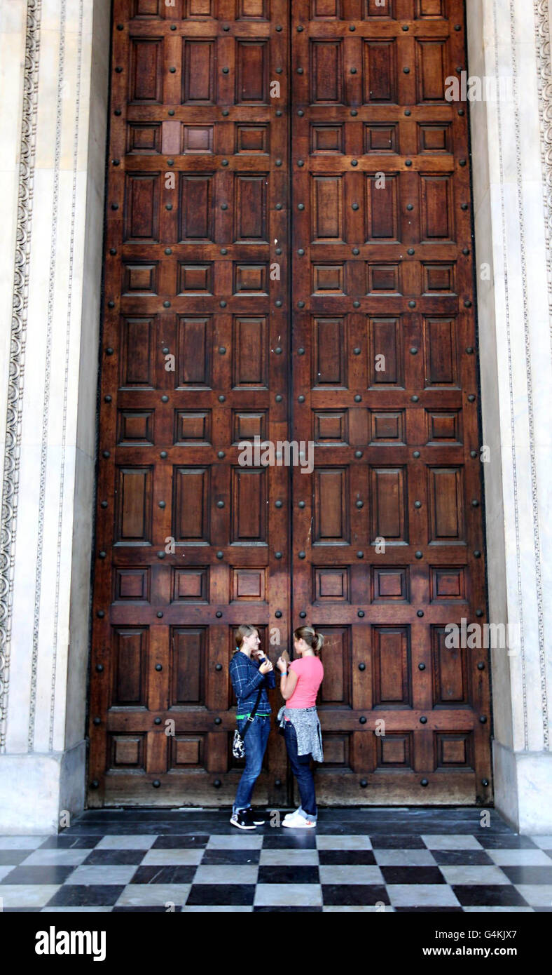 La cathédrale Saint-Paul a fermé ses portes pour la première fois depuis la  Seconde Guerre mondiale, alors qu'une manifestation à l'avant du bâtiment  entre dans sa deuxième semaine Photo Stock - Alamy