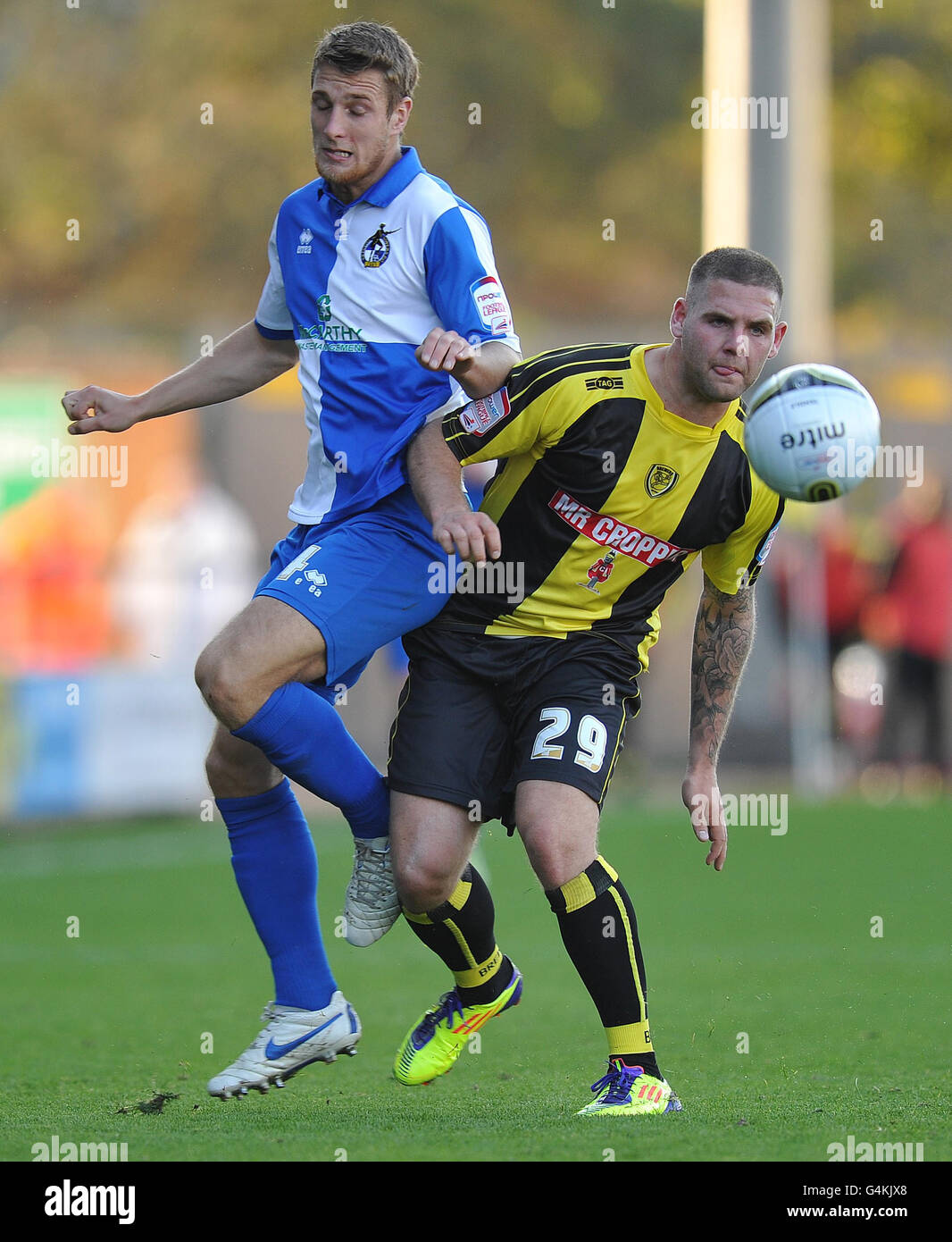 Billy Kee de Burton Albion et Lee Brown de Bristol Rovers (à gauche) en action pendant le match de la npower football League Two au stade Pirelli, Burton on Trent. Banque D'Images