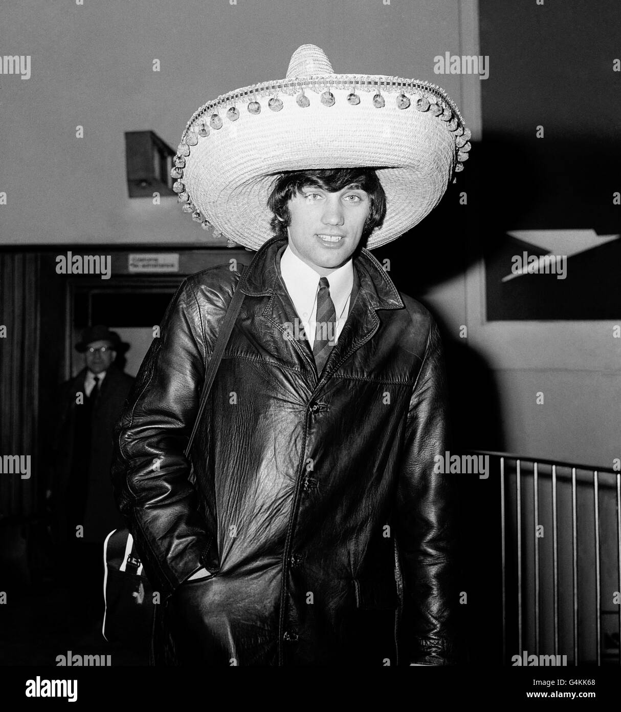 Le footballeur Manchester United George Best porte un souvenir Sombrero à son retour à l'aéroport de Londres après la défaite de Benfica 5-1 par United lors de la deuxième partie du match de football final de la coupe d'Europe. Meilleur score pour les deux premiers buts de United. Banque D'Images