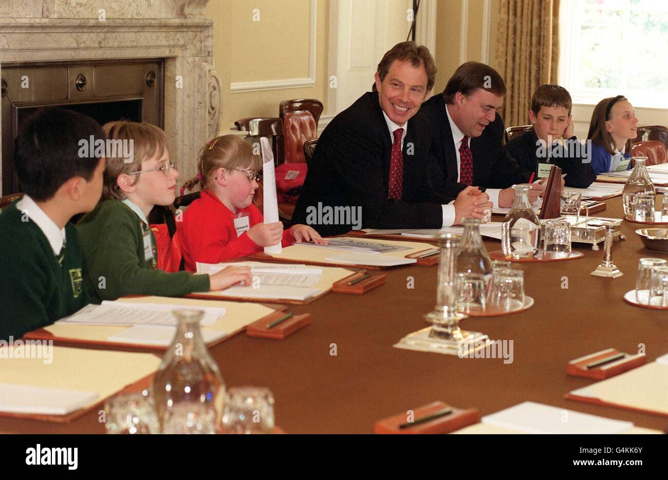 Le premier ministre britannique Tony Blair (à gauche) et le vice-premier ministre John Prescott discutent avec des enfants dans la salle du Cabinet du 10 Downing Street, à Londres, à l'occasion de la Journée du Parlement des enfants. Banque D'Images