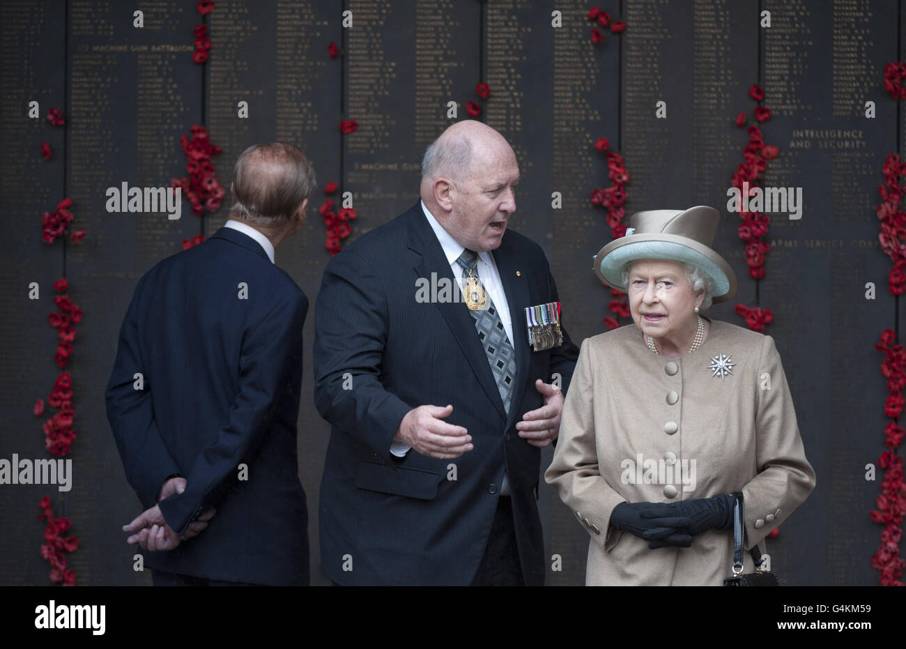 La reine Elizabeth II de Grande-Bretagne marche avec le général Peter Cosgrove, président du conseil du Mémorial de guerre australien et ancien chef des forces armées du pays, lors d'une visite au Mémorial de guerre australien dans la capitale Canberra, dans le sud-est de l'Australie. Banque D'Images