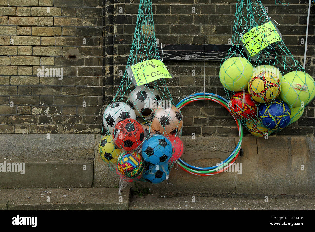 Jouets de plage pour enfants à vendre à l'extérieur d'une boutique dans le Ville côtière de Norfolk, Great Yarmouth Banque D'Images