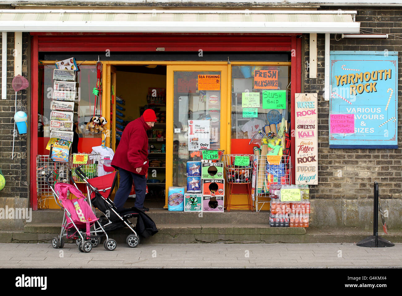 Une vue générale d'un magasin de produits sucrés vendant « Yarmouth Rock » Dans la ville côtière de Norfolk, Great Yarmouth Banque D'Images