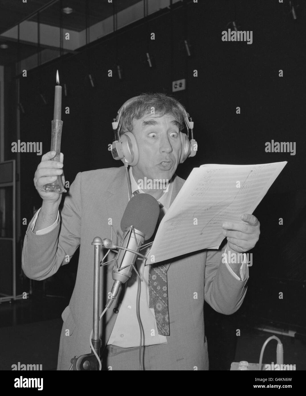 Frankie Howerd fait une rave-up par la bougie tout en enregistrant 'Up Pompéi', le titre de son nouveau film anglo-EMI à Londres. Banque D'Images