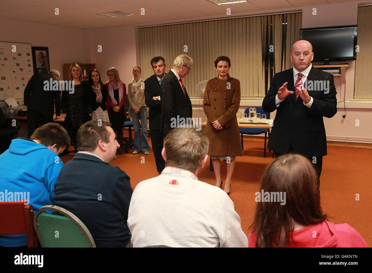 Sean Gallagher, candidat à la présidence irlandaise (à droite), s'entretient avec les gens du centre de Rehab à Cavan la veille du jour du scrutin. Banque D'Images