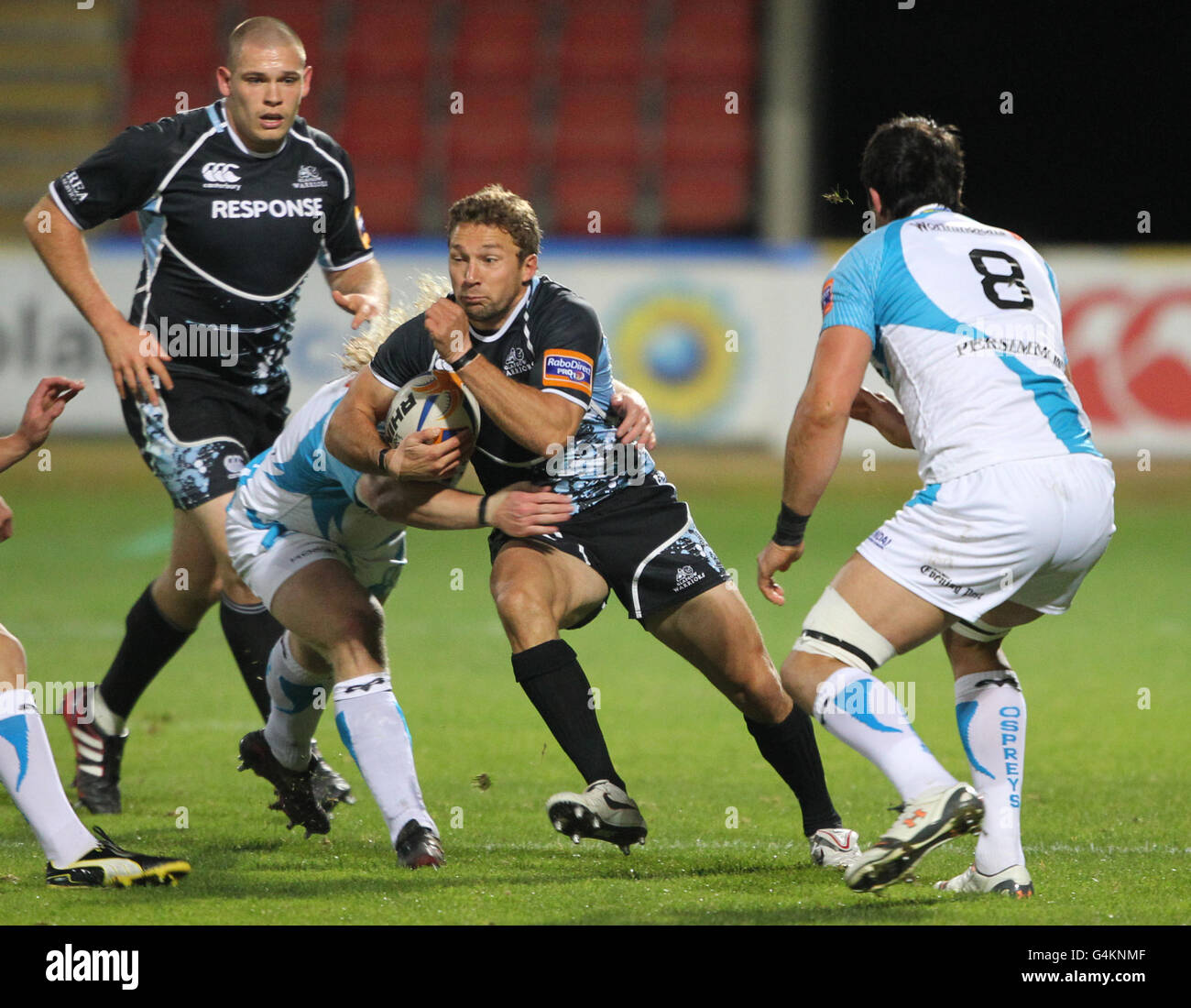 Rugby Union - RaboDirect PRO12 - Glasgow Warriors v Osprey - Firhill Stadium.Chris Cuiter (au centre) des guerriers de Glasgow en action pendant le match RaboDirect PRO12 au stade Firhill, à Glasgow. Banque D'Images