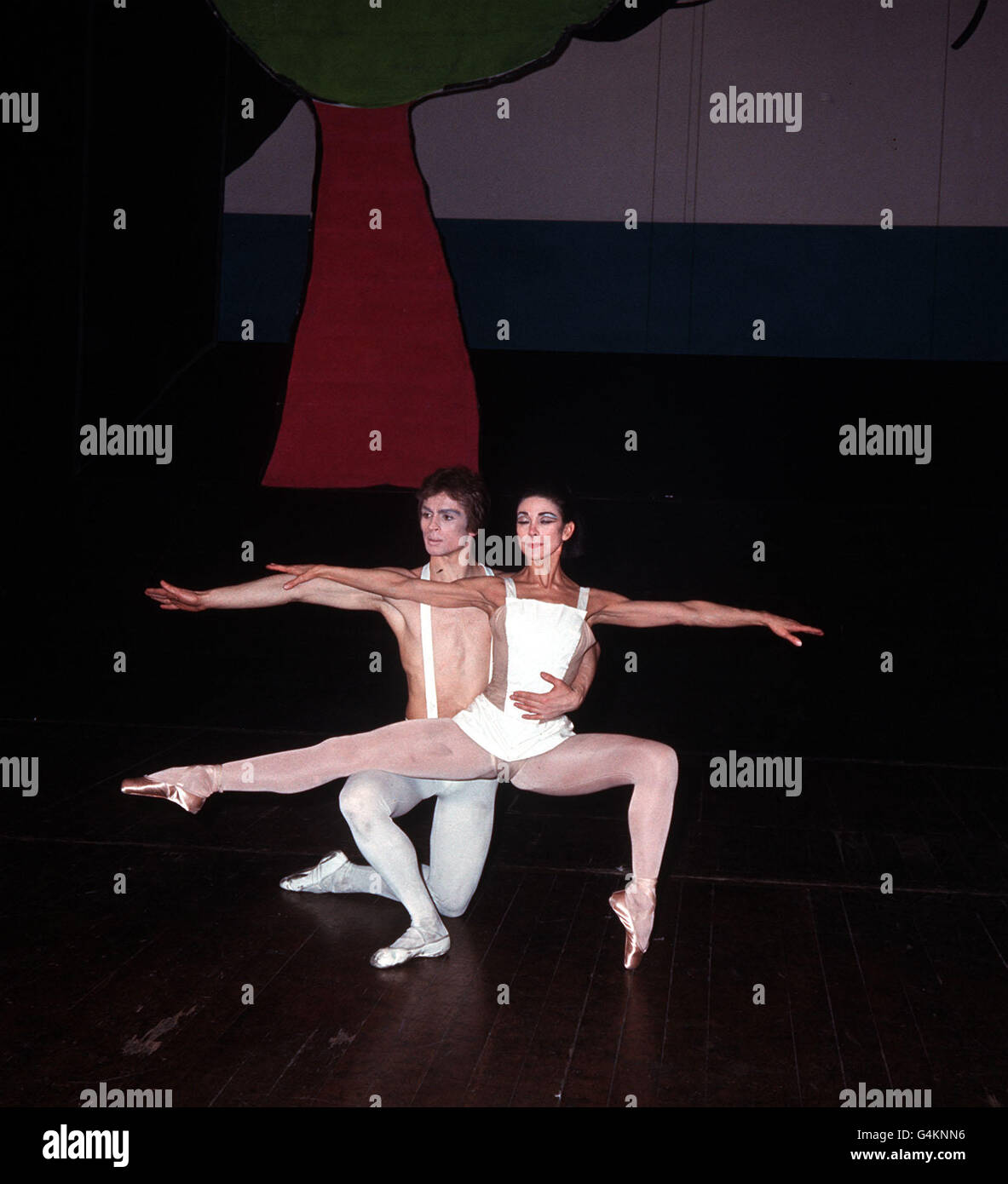 Margot Fonteyn et Rudolf Nureyev lors d'une répétition du nouveau ballet de Roland petit « Paradise Lost » au Covent Garden à Londres. Le ballet aura sa première mondiale le 23 février 1967, au Gala du Fonds de bienfaisance du Ballet royal. Banque D'Images