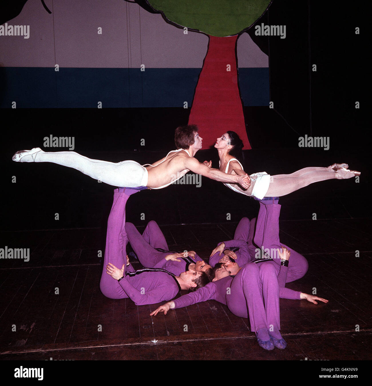 Margot Fonteyn et Rudolf Nureyev lors d'une répétition du nouveau ballet de Roland petit « Paradise Lost » au Covent Garden à Londres. Le ballet aura sa première mondiale le 23 février 1967, au Gala du Fonds de bienfaisance du Ballet royal. Banque D'Images