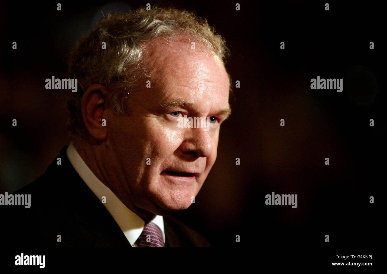 Le candidat Sinn Fein Martin McGuinness à l'annonce des premiers votes de préférence lors de l'élection présidentielle irlandaise au centre du comte du château de Dublin. Banque D'Images