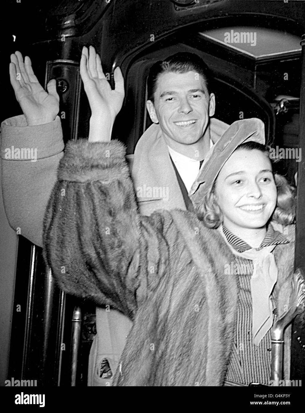 L'acteur Ronald Reagan avec Patricia Neal, sa co-star dans le film « The Hasty Heart », quitte la gare de Waterloo, Londres.*05/06/04: L'ancien président américain Ronald Reagan est mort un ami de la famille a dit. Banque D'Images