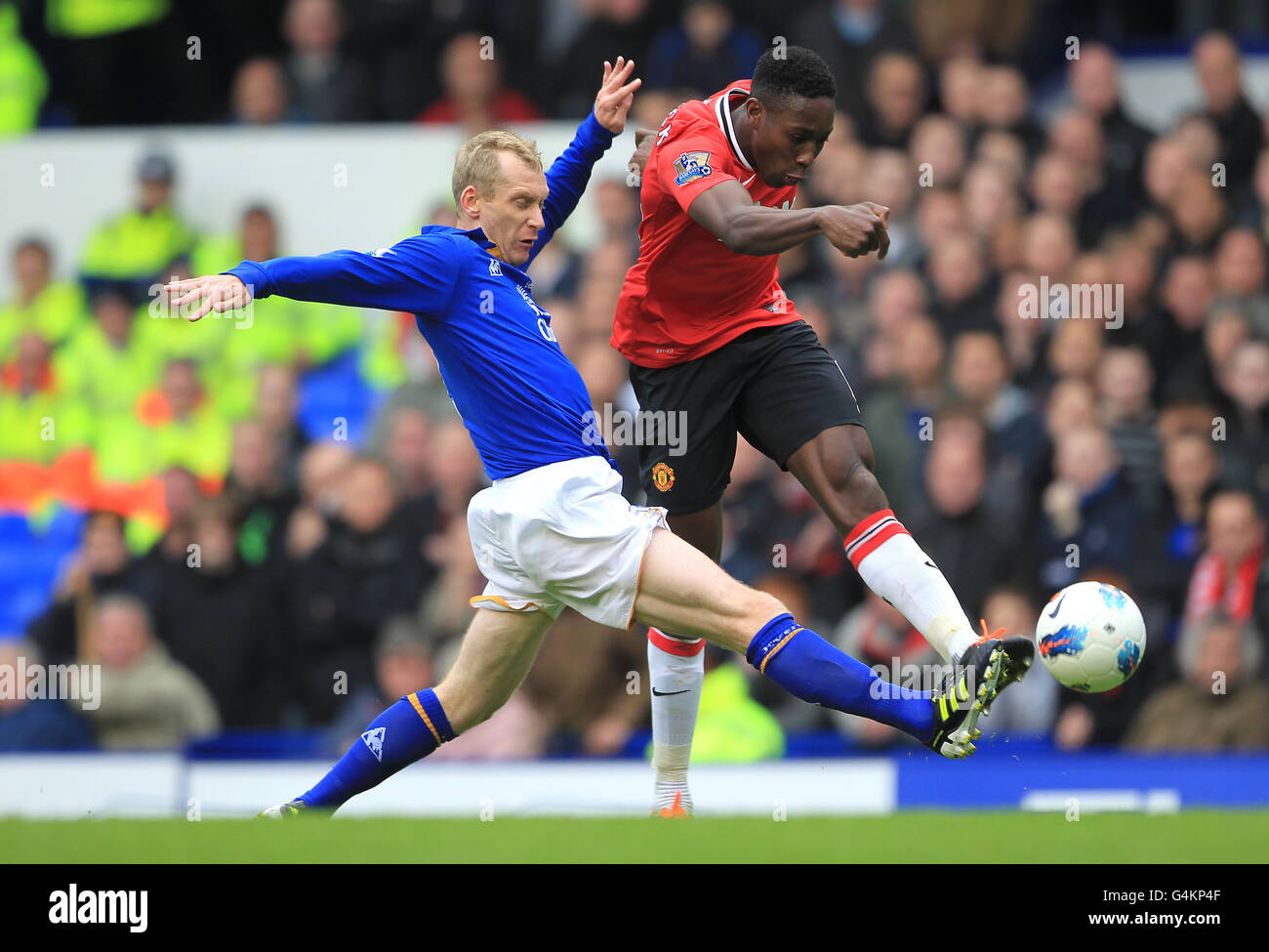 Football - Barclays Premier League - Everton / Manchester United - Goodison Park.Le Danny Welbeck de Manchester United reçoit un coup de feu sous la pression de Tony Hibbert d'Everton Banque D'Images