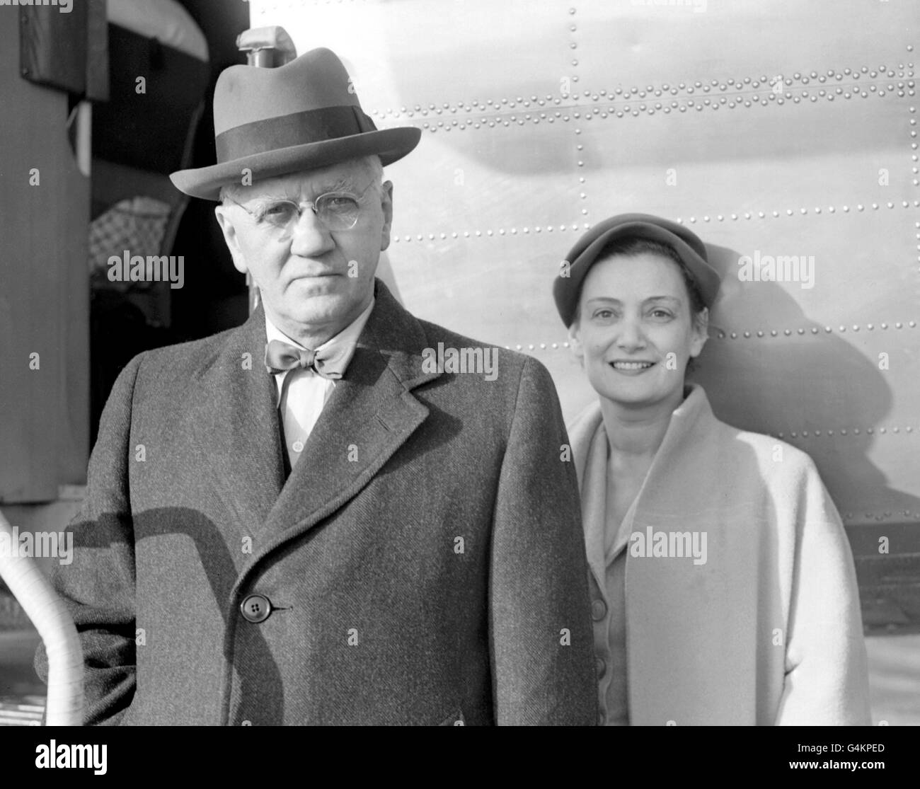 Sir Alexander Fleming, l'homme qui a découvert la pénicilline, avec sa femme Lady Fleming à l'aéroport de Londres en route pour Paris. Banque D'Images