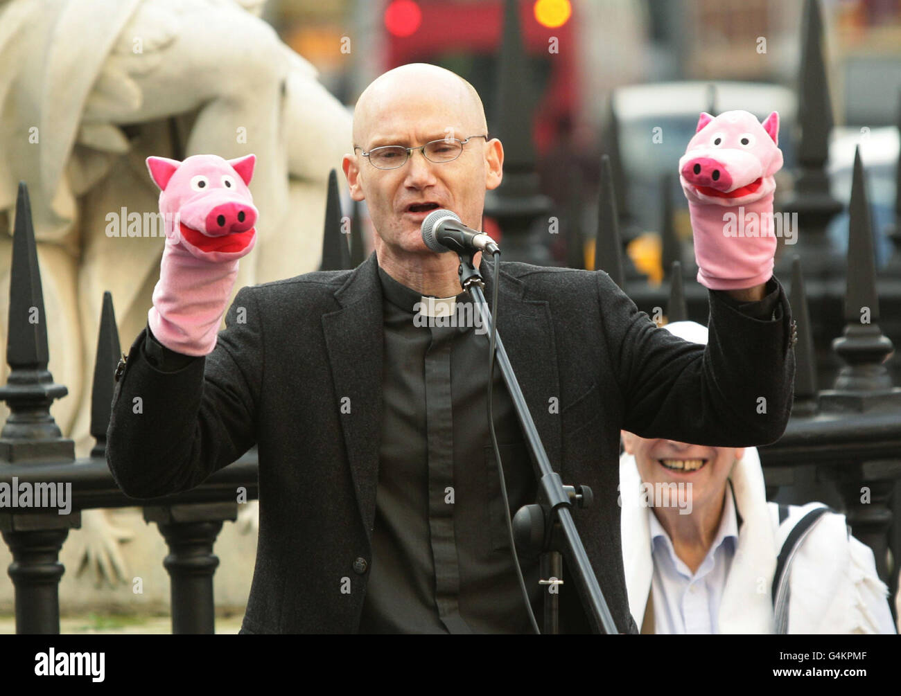 Le révérend Kevin Snyman, de l'Église réformiste unie, s'est exprimé lors d'un sermon sur l'événement Steps lors de la manifestation d'Occupy London stock Exchange, à l'extérieur de la cathédrale Saint-Paul, à Londres. Banque D'Images