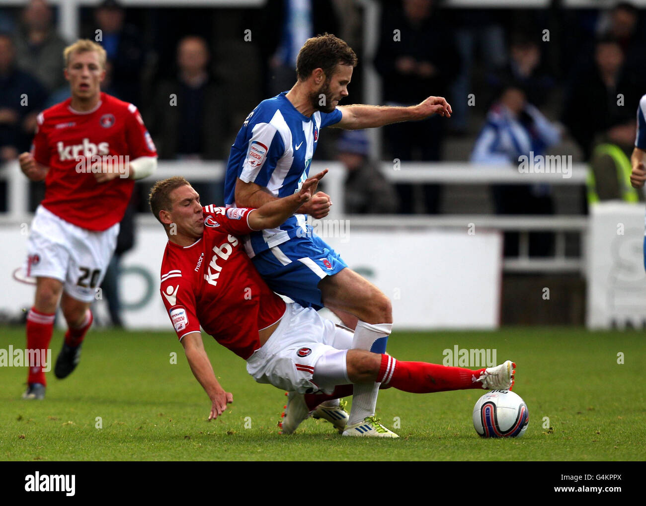 Andy Monkhouse de Hartlepool United est affronté par Scott Wagstaff de Charlton Athletic lors du match de npower football League One à Victoria Park, à Hartlepool. Banque D'Images