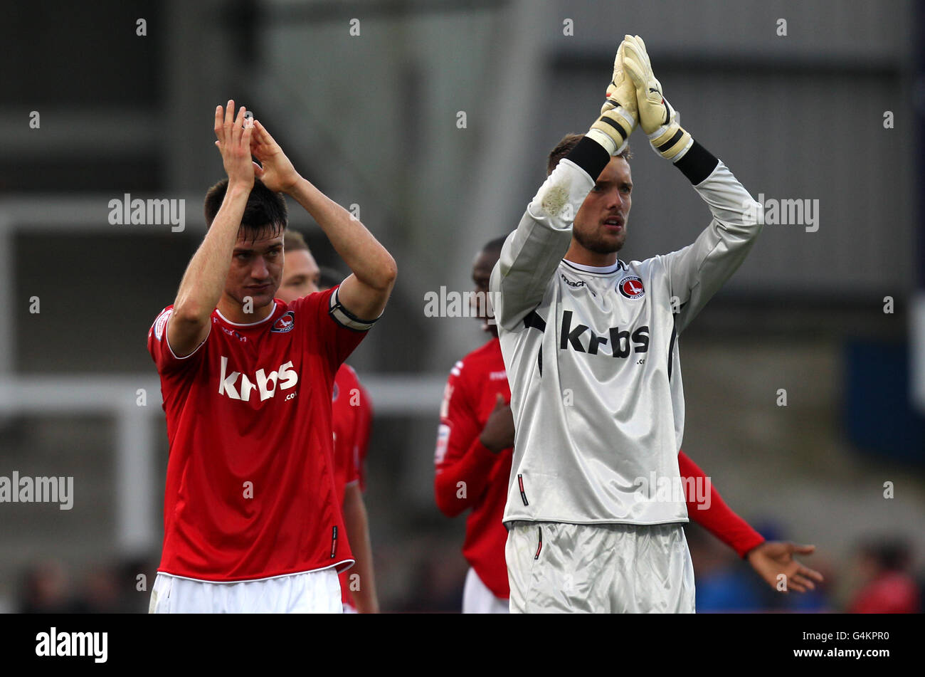 Johnnie Jackson, capitaine de Charlton Athletic, et Ben Hamer, gardien de but, applaudissent les fans à l'extérieur à la fin du match de npower football League One à Victoria Park, à Hartlepool. Banque D'Images