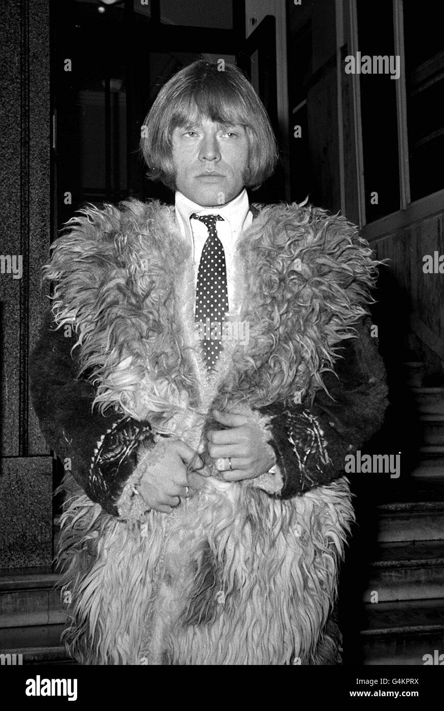 Le guitariste Brian Jones, des Rolling Stones, vêtu à Londres, en route vers les tribunaux, pour son appel contre sa peine de neuf mois imposée après qu'il ait été reconnu coupable d'accusations de drogue. Banque D'Images