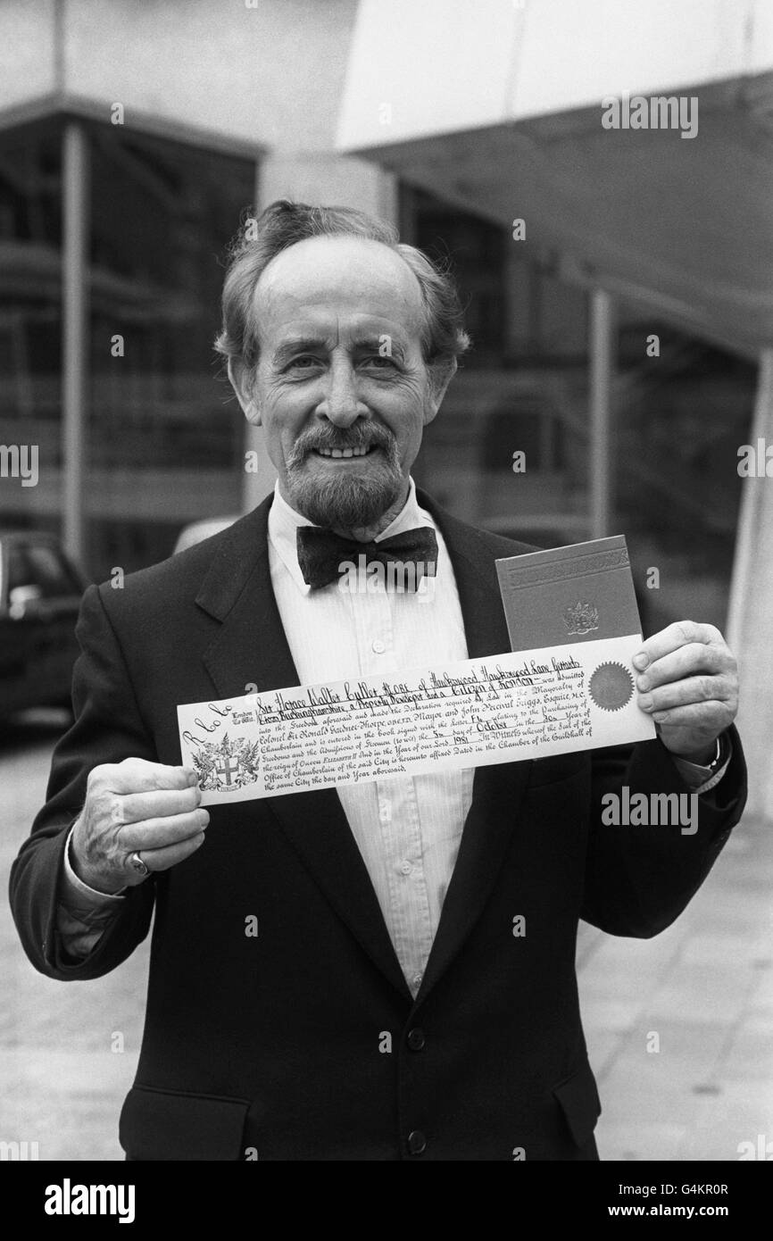 Le politicien conservateur Sir Horace Cutler, chef de l'opposition du GLC (Greater London Council), avec le rouleau lui décernant la liberté de la ville de Londres après une cérémonie au Guildhall, interprétée par le maire de Londres Sir Ronald Gardner-Thorpe (non représenté). Banque D'Images