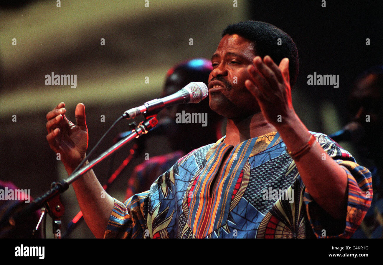 Joseph Shabalala, du groupe vocal sud-africain Ladysmith Black Mambazo, se  produit lors d'un concert caritatif au Royal Albert Hall, à la mémoire de  la défunte épouse de Sir Paul McCartneys, Linda Photo