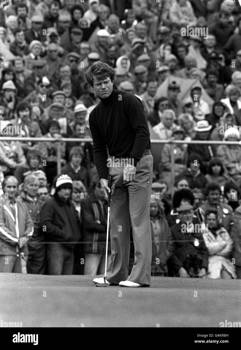 L'américain Tom Watson regarde son putt sur le quatrième green pendant le deuxième tour du championnat de golf Open sur le parcours de Royal Lytham et St Annes. Banque D'Images
