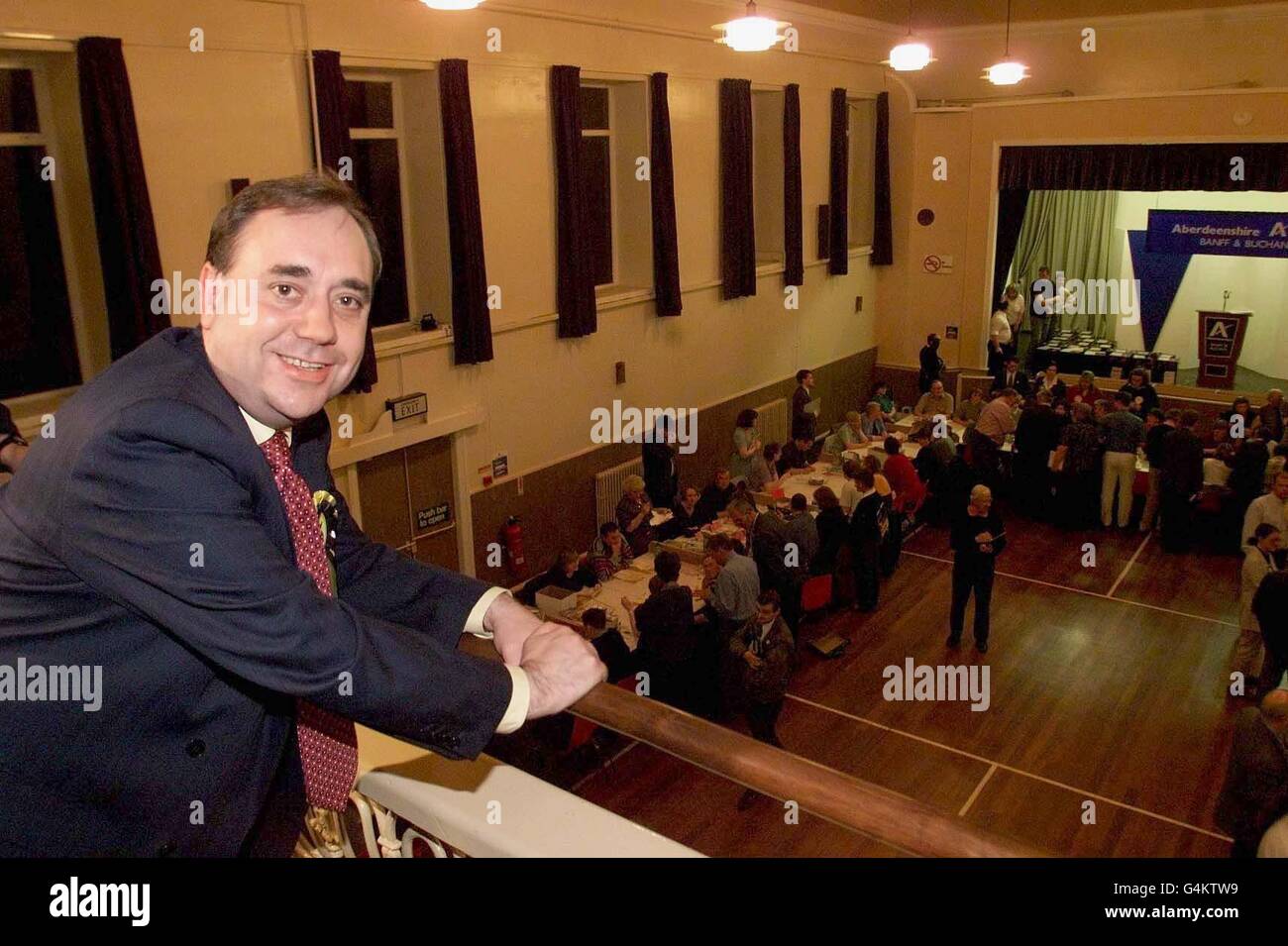 Le dirigeant du Parti national écossais Alex Salmond prend du temps à Macduff, Grampian, après que les électeurs se sont rendus aux urnes lors d'une élection historique pour le premier Parlement écossais depuis près de 300 ans. Banque D'Images