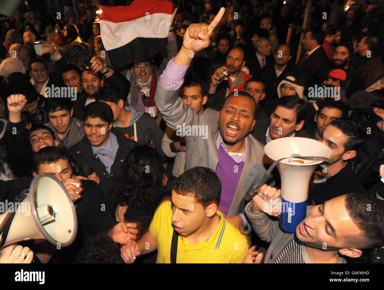 Les gens célèbrent sur la route Edgware, à Londres, après la nouvelle du décès du dictateur libyen Mouammar Kadhafi. Banque D'Images
