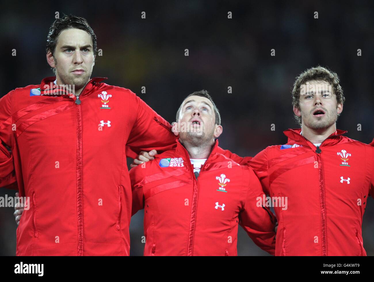 (Gauche-droite) Ryan Jones, Shane Williams et Lee Halfpenny chantent l'hymne national avant le match Banque D'Images