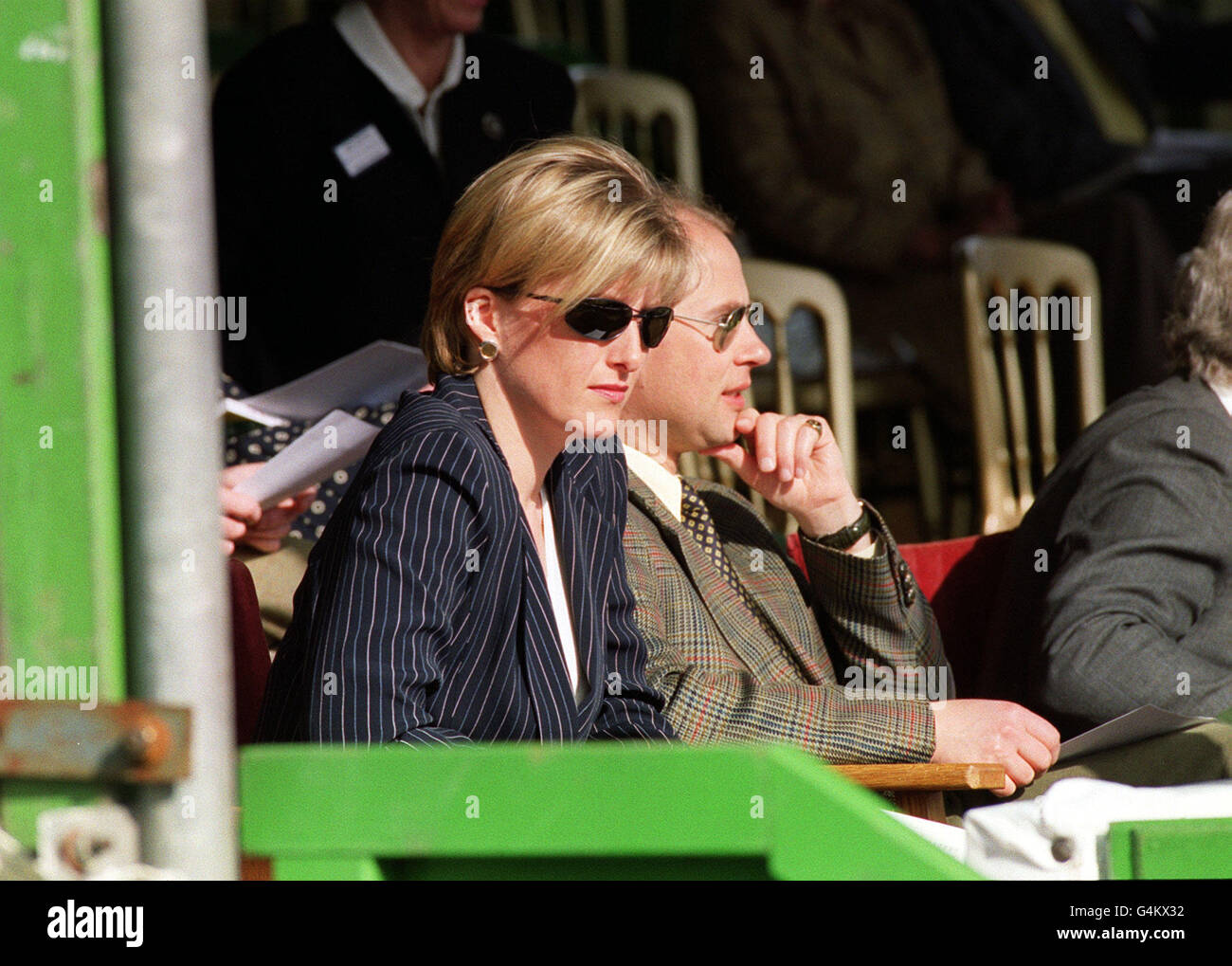 Le Prince Edward et la fiancée Sophie Rhys Jones regardent les actes, au Royal Windsor Horse show. Banque D'Images