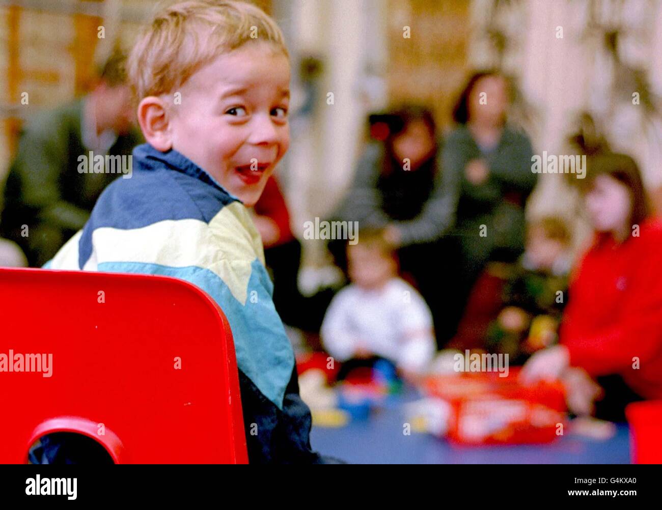 Ernest Maliqi, 4 ans, l'un des jeunes réfugiés kosovars qui s'est envolé dans des camps en Macédoine, rejoint d'autres élèves de Clay Cross, dans le Derbyshire, pour commencer leurs premières leçons dans une école britannique.Ils faisaient partie d'un groupe de 169 réfugiés.* qui a pris l'avion pour l'aéroport des Midlands de l'est le mois dernier dans la deuxième vague de télécabines et ont séjourné à Stretton House, une ancienne maison d'enfants près d'Alfreton.Des dispositions spéciales ont été prises pour la première journée des enfants par le Conseil du comté de Derbyshire, ainsi que par action pour les réfugiés, l'organisation qui s'intéresse aux familles. Banque D'Images