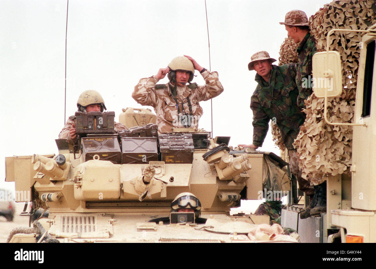 PA News janvier 1991 un véhicule blindé des 16e/5e Queen's Royal Lanciers reçoit des munitions des Royal Engineers pendant la guerre du Golfe. Banque D'Images
