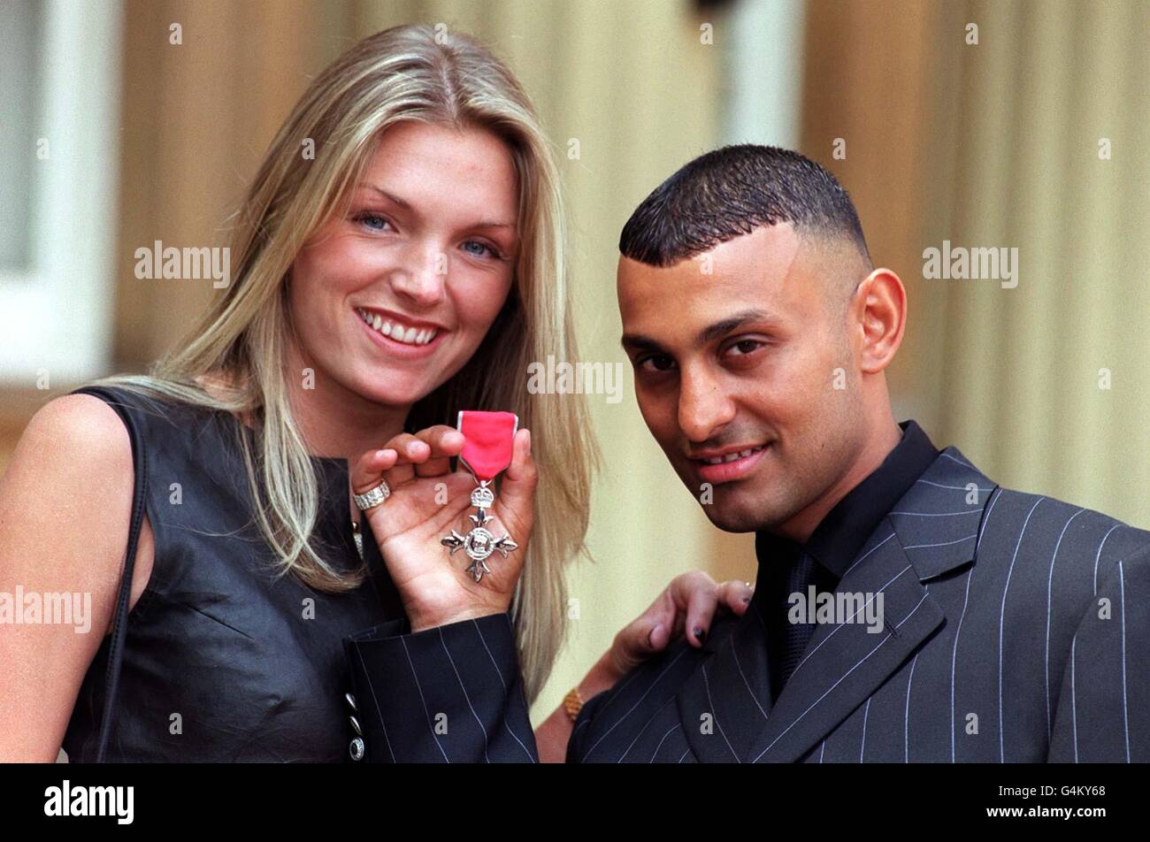 Prince Naseem et femme/médaille.Le prince Naseem Hamed avec sa femme