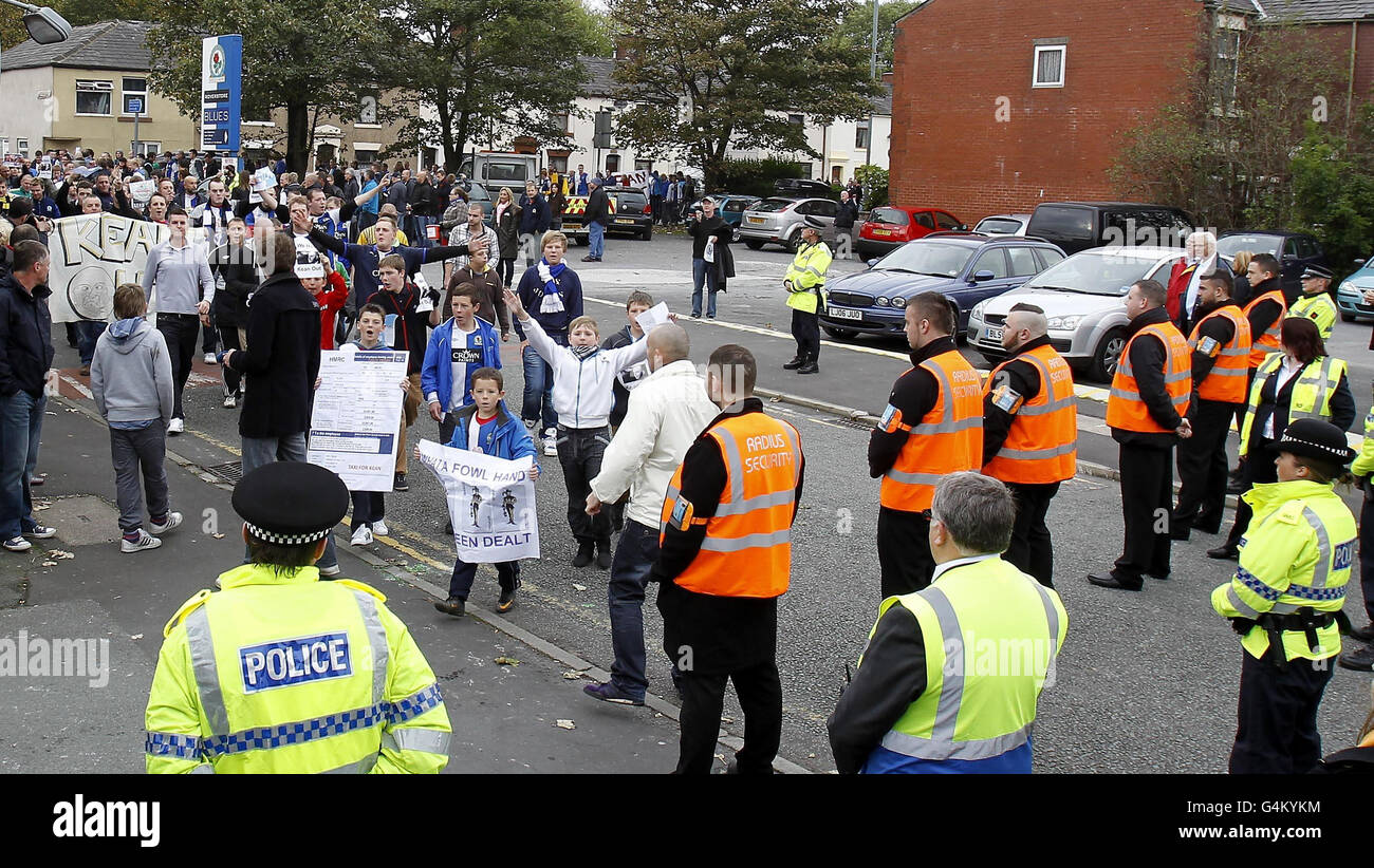 Football - Barclays Premier League - Blackburn Rovers / Tottenham Hotspur - Ewood Park.Les fans de Blackburn Rovers protestent contre le directeur Steve Kean devant le stade avant le match de la Barclays Premier League à Ewood Park, Blackburn. Banque D'Images