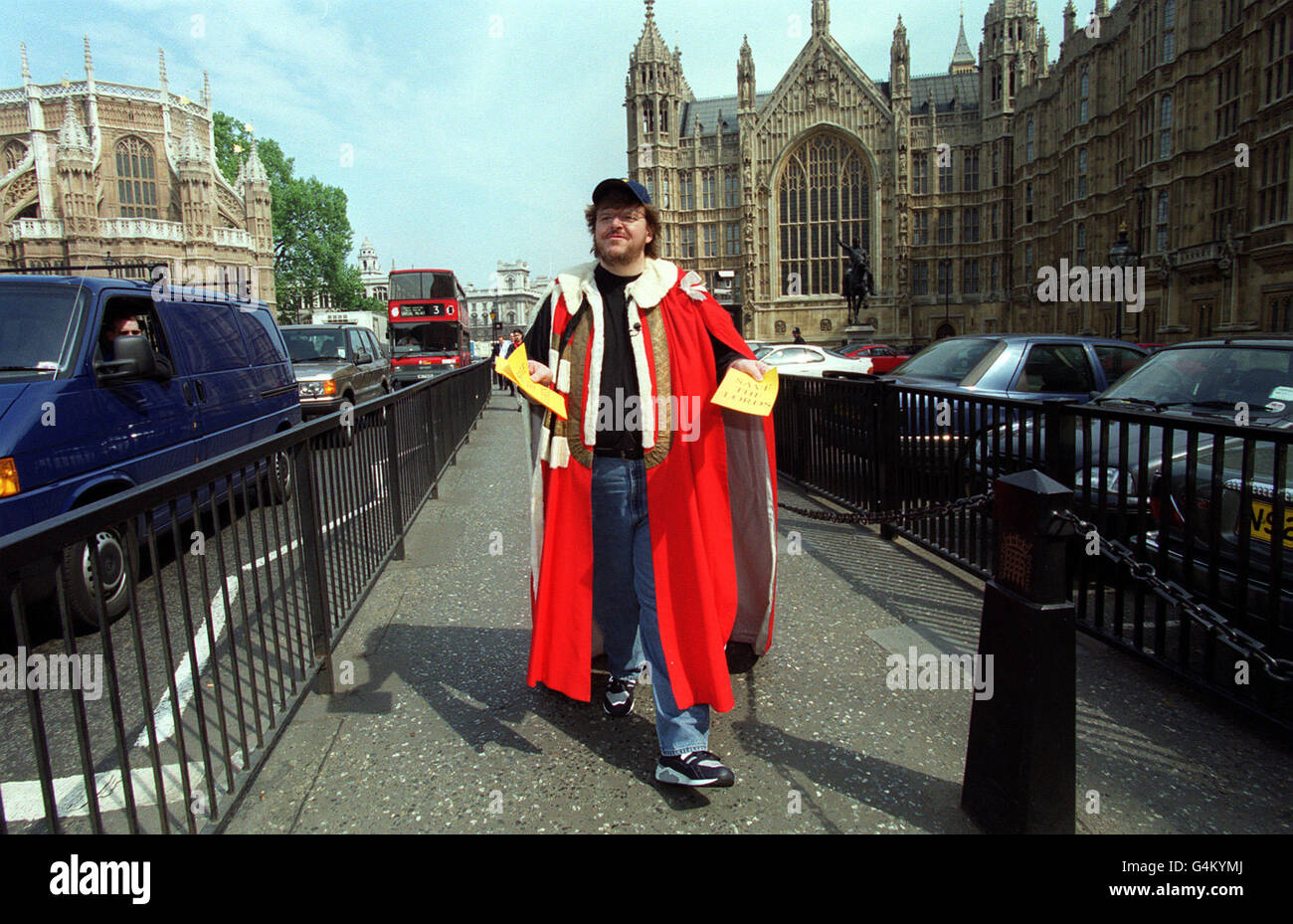 Le réalisateur et présentateur de 'TV Nation', Michael Moore, distribue des dépliants 'Save the Lordss' à l'extérieur des chambres du Parlement (incorporant la chambre de la Chambre des Lords) à Westminster, Londres. Banque D'Images