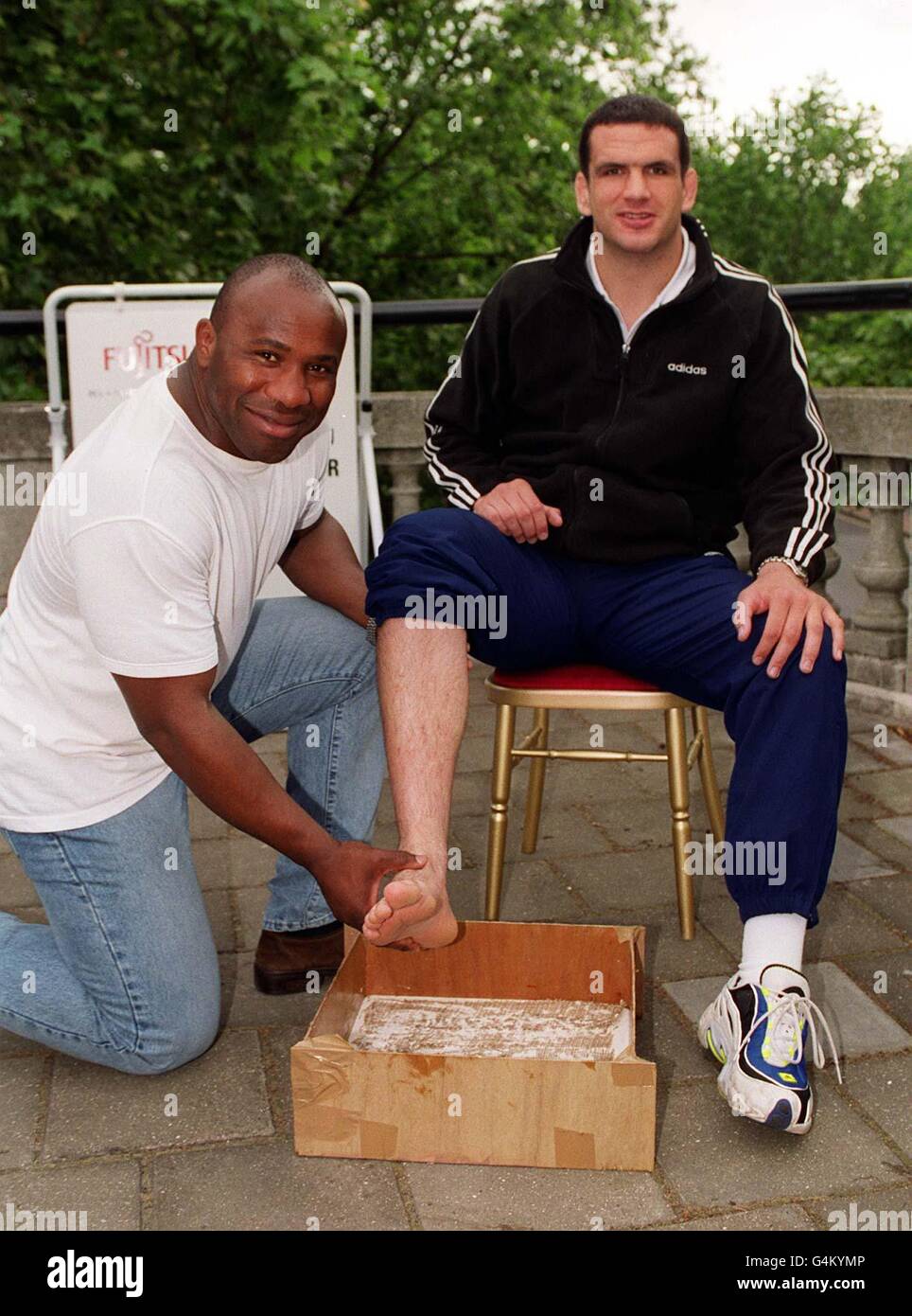 Martin Johnson (à droite), l'avant-projet des Lions d'Angleterre et des Britanniques, a mis son pied en plâtre avec l'aide d'une autre star du rugby, Victor Ubogu, à Londres, pour aider à recueillir des fonds pour le Prince's Trust. Banque D'Images
