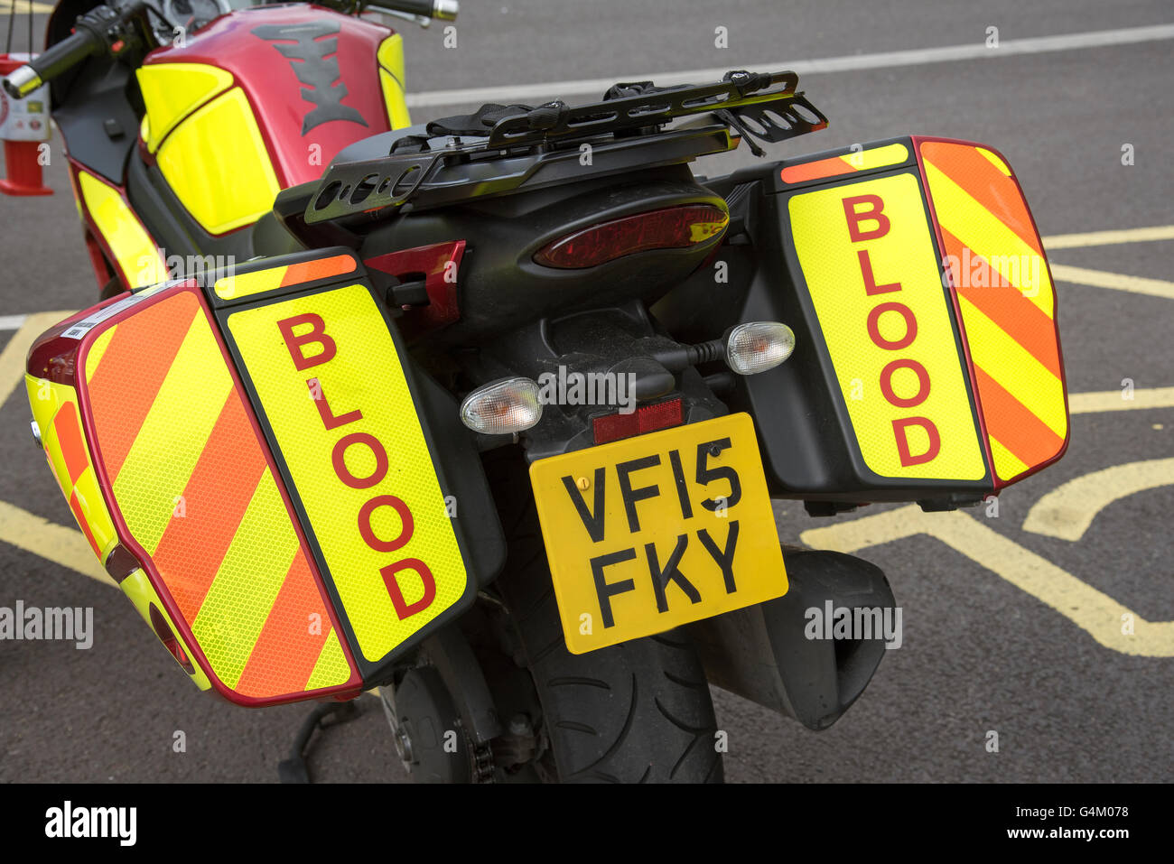 Transport de sang d'urgence en moto. Sur les sacoches d'une moto, et à l'image des signes de sang Banque D'Images