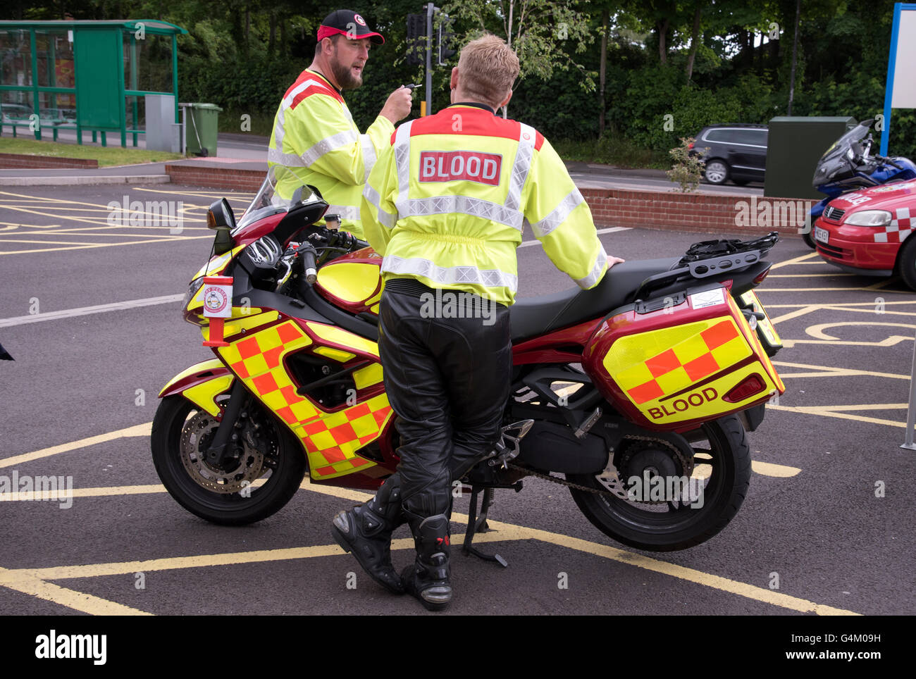 Transport de sang d'urgence par les motocyclistes entre les hôpitaux Photo  Stock - Alamy