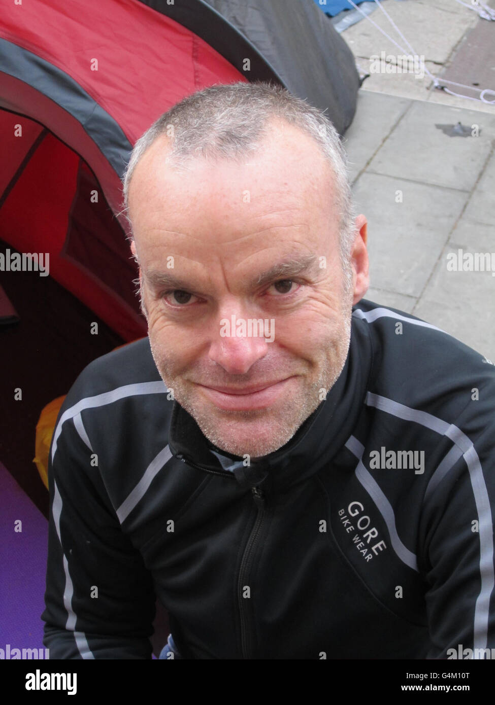 Photo d'Occupy London, le protestant Robin Smith, un ancien conseiller conservateur de 48 ans du Conseil municipal de Wokingham, au camp de la place de la cathédrale St Paul. Banque D'Images