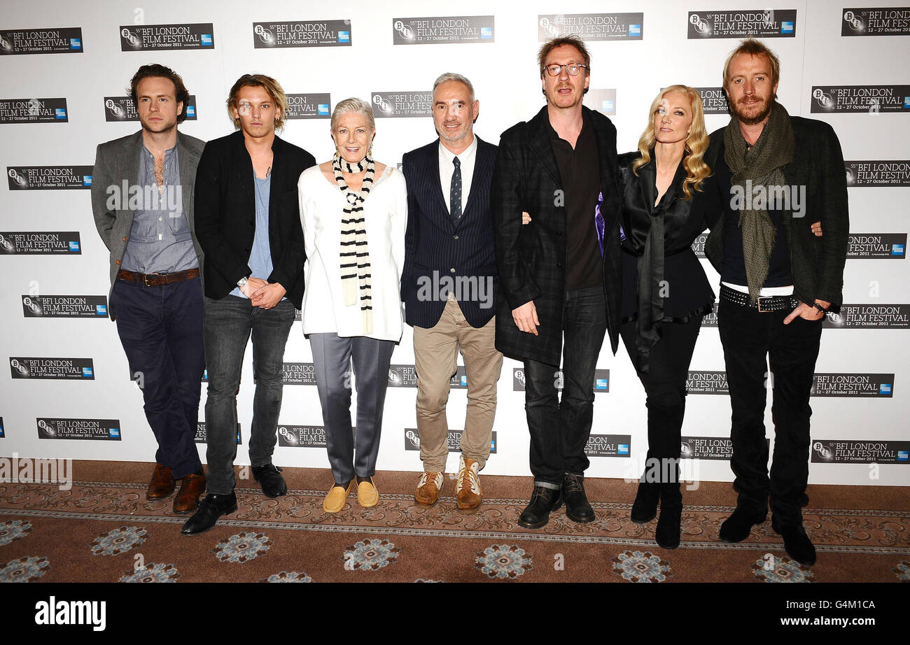 (De gauche à droite) Rafe Spall, Jamie Campbell Bower, Vanessa Redgrave, Roland Emmerich, David Thewlis,Joely Richardson et Rhys Ifans arrivent à un photocall pour leur nouveau film, Anonyme, à l'hôtel Claridges de Londres, qui est présenté au Festival du film de Londres. Banque D'Images