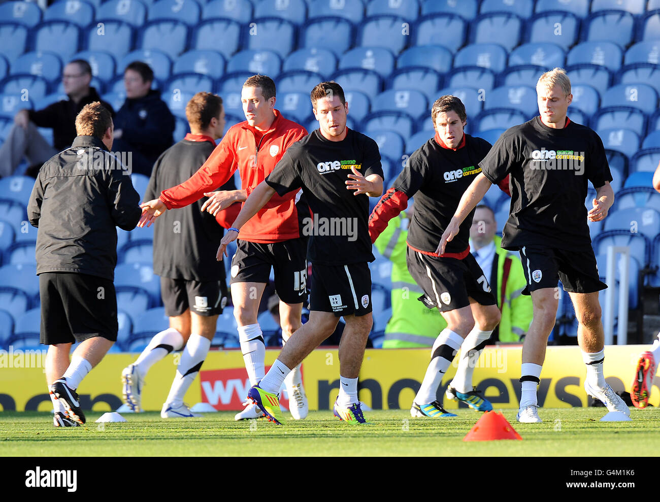 Football - npower football League Championship - Portsmouth v Barnsley - Fratton Park. Barnsley s'échauffe avant le match Banque D'Images