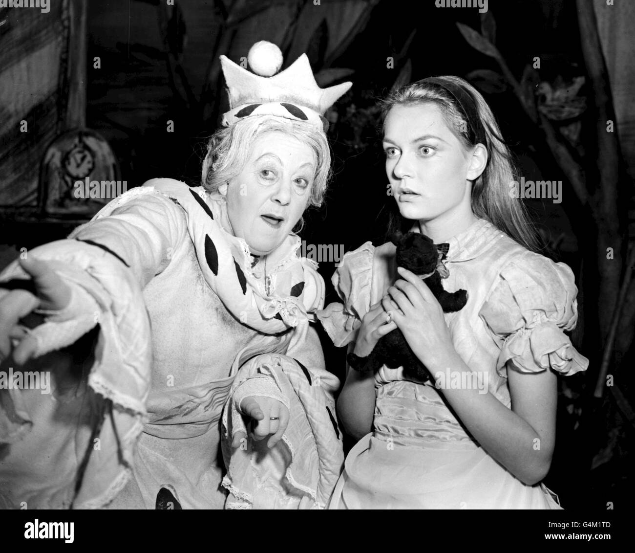 Margaret Rutherford (à gauche) et Carol Marsh au Wimbledon Theatre À Londres pendant la phase d'adaptation du classique de Lewis Carroll « Alice au verre » Banque D'Images