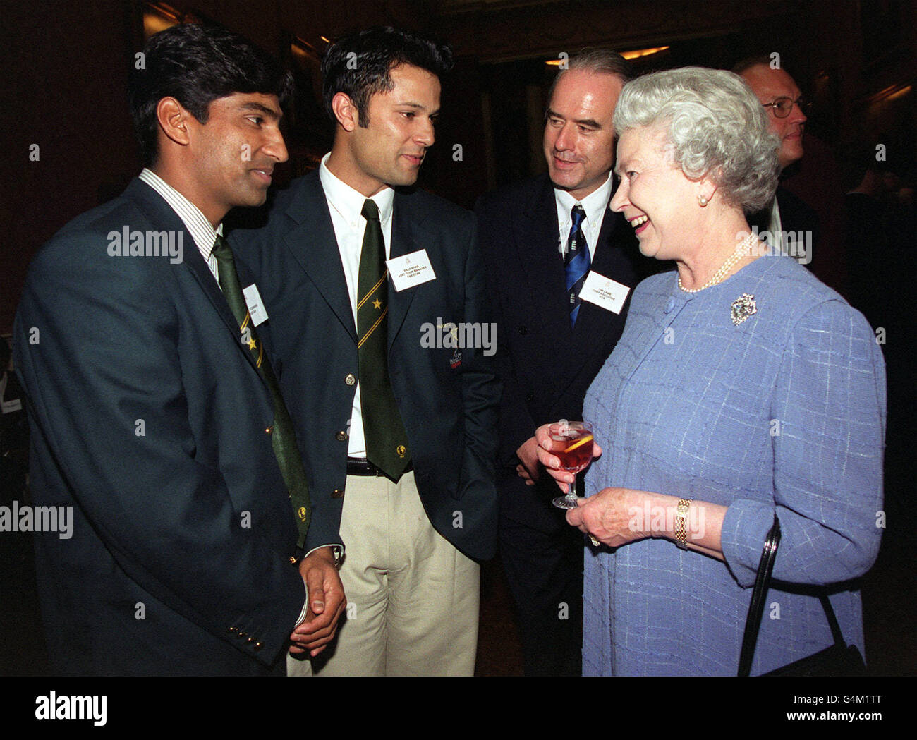La Reine s'entretient avec le cricketer pakistanais Yousef Youhana (à gauche) et l'assistant de la Tour Manager Raja Khan lors d'une réception à Buckingham Palace, Londres, pour les équipes de cricket de la coupe du monde. Banque D'Images