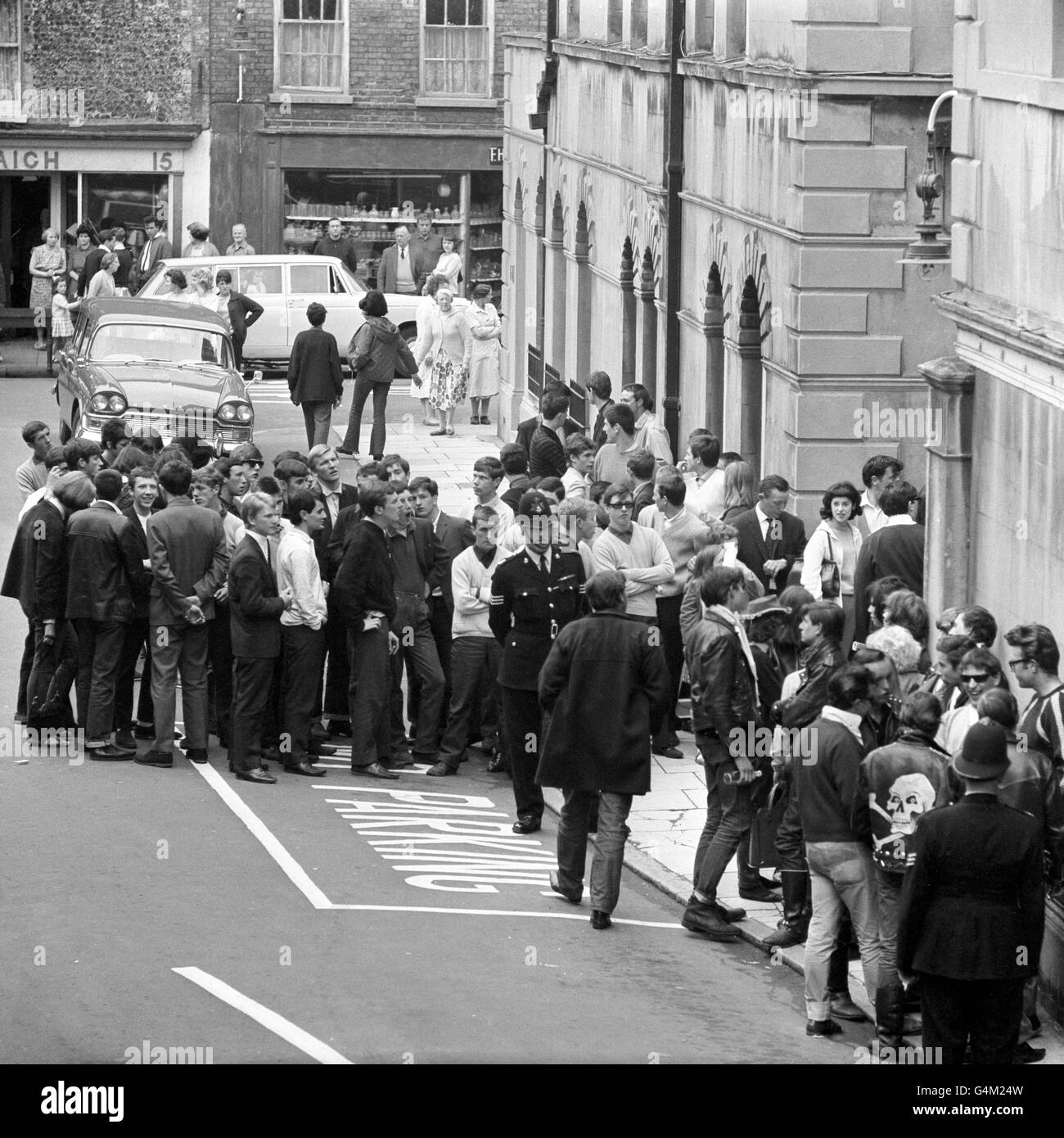 Des jeunes attendent devant Margate court, où 51 jeunes ont comparu devant des magistrats pour des accusations découlant de la bataille féroce d'hier entre les mods et les rockers. Alors que les cas ont été entendus à Margate, les ennuis se sont propagé à Brighton, où des centaines de mods et de rockers se sont battus sur la terrasse ensoleillée de l'Aquarium. Banque D'Images