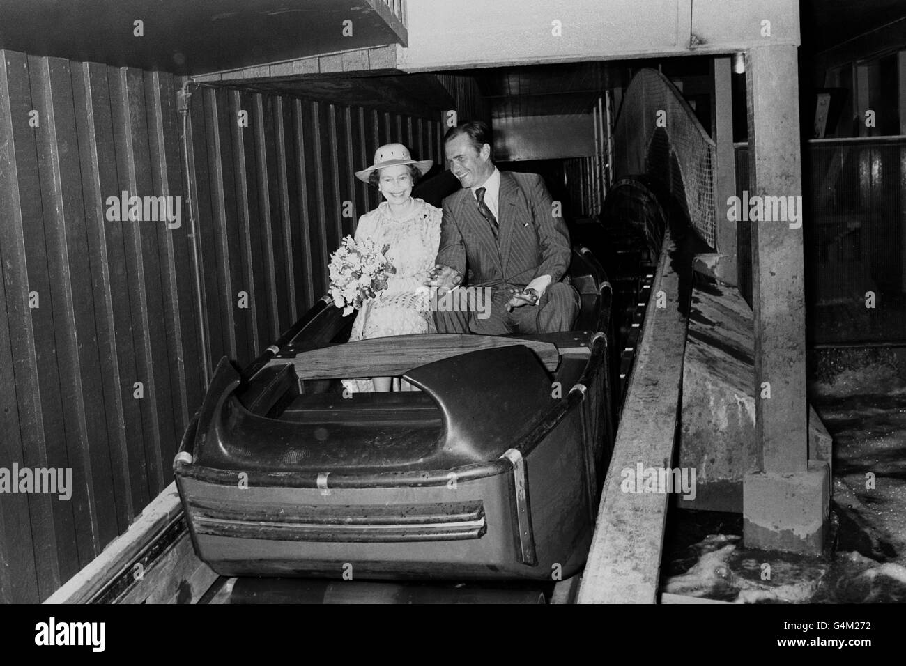 La reine Elizabeth II profite de la promenade au bord de l'eau dans les jardins de Tivoli à Copenhague, en compagnie du prince Henrik, consort de la reine Margrethe du Danemark. Banque D'Images