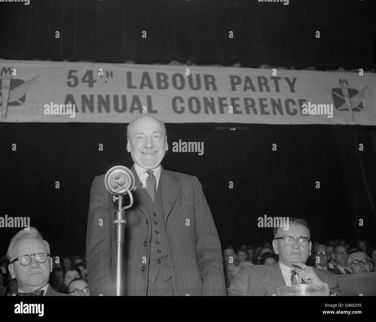 Le chef du travail, Clement Attlee (au centre), s'adresse à la conférence du parti à Margate, dans le Kent. Banque D'Images