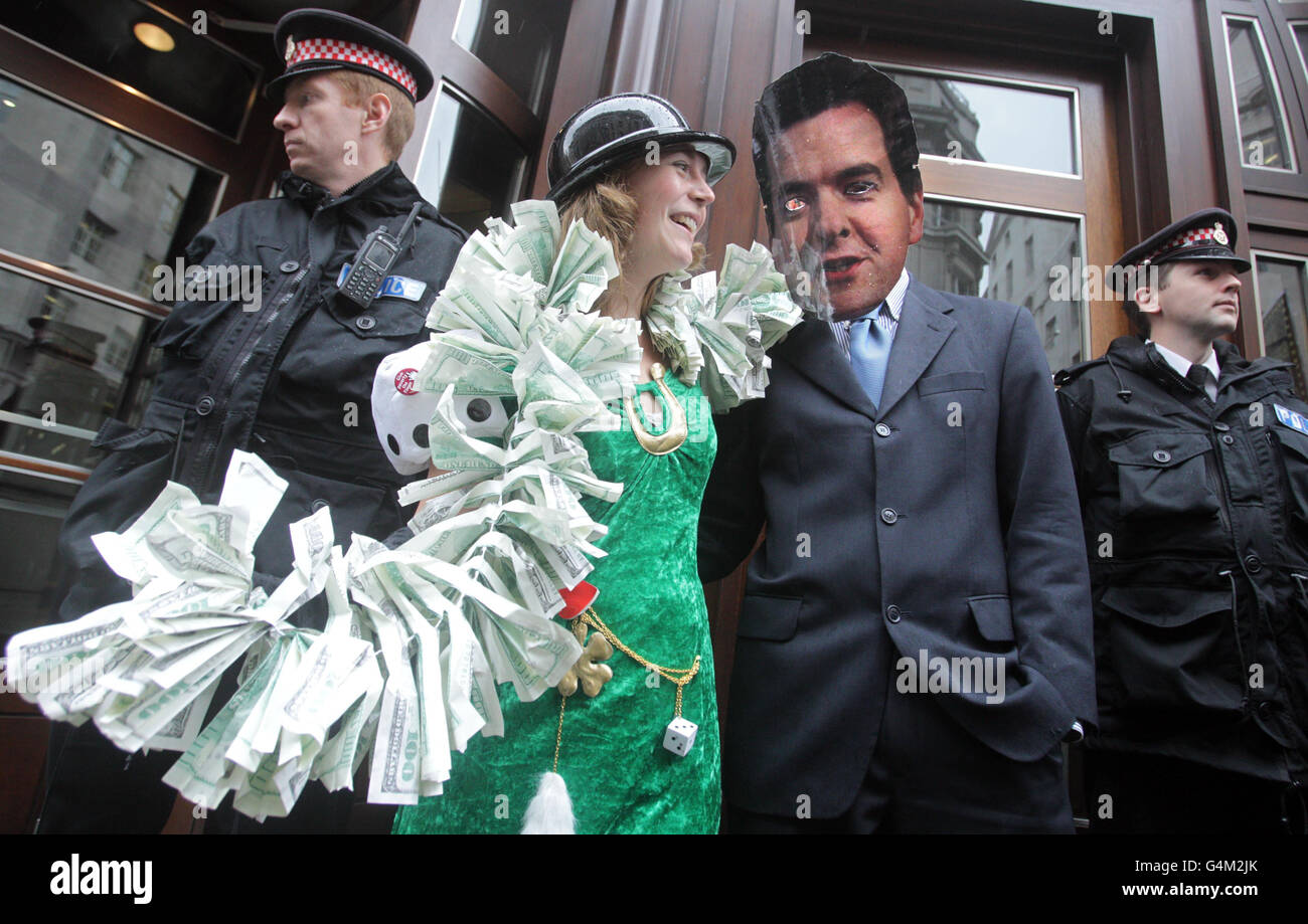 Des militants anti-pauvreté et des activistes d’Occupy Londres pour organiser une manifestation en dehors de l’institution bancaire Goldman Sachs dans le centre de Londres. Banque D'Images