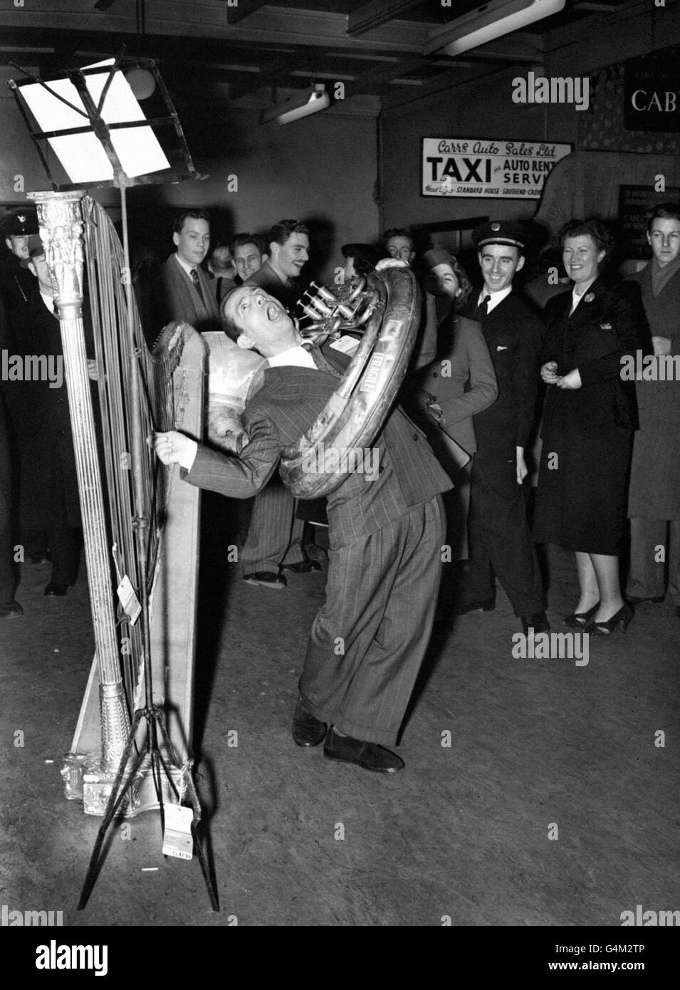 Norman Wisdom à l'aéroport de Londres après être revenu de New York après avoir remporté un succès à la télévision américaine. Banque D'Images