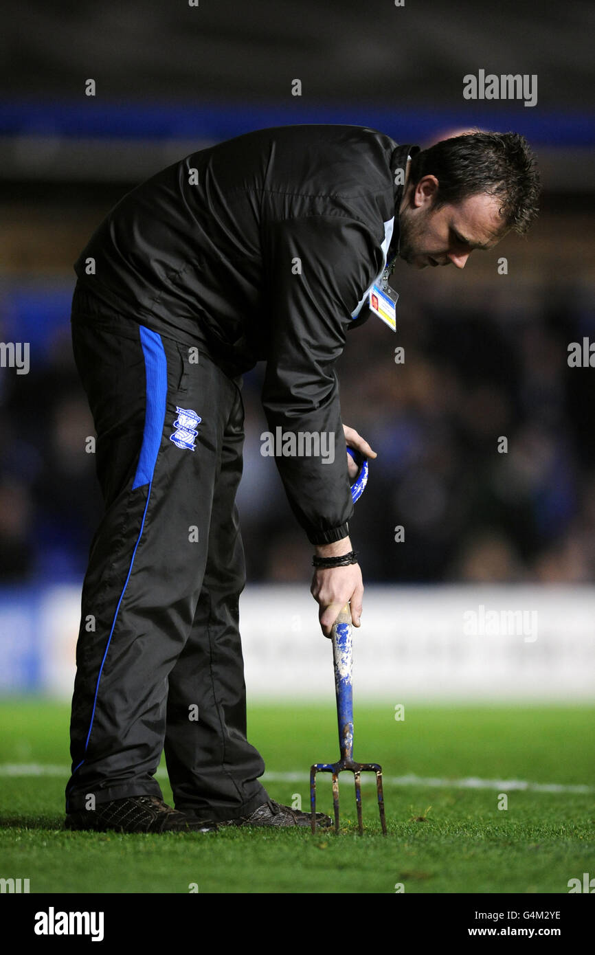 Football - npower football League Championship - Birmingham City / Leeds United - St Andrews.Cliff McBride, assistant de la ville de Birmingham, répare le terrain à mi-temps Banque D'Images