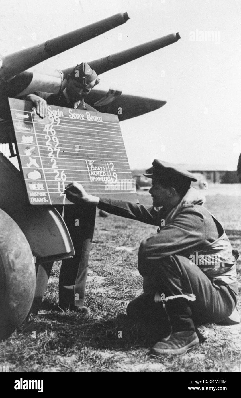 Un pilote de la RAF craie le score de son avion Hawker Typhoon Mk1B à bord de l'escadron. Banque D'Images