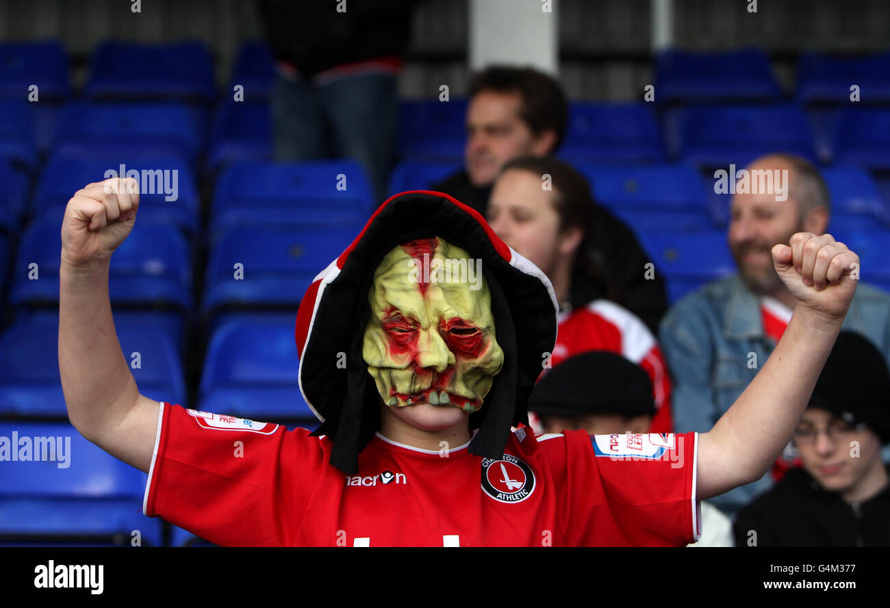 Un fan de Charlton Athletic porte un masque d'halloween alors qu'il soutient son équipe lors du match de npower football League One à Victoria Park, à Hartlepool. Banque D'Images