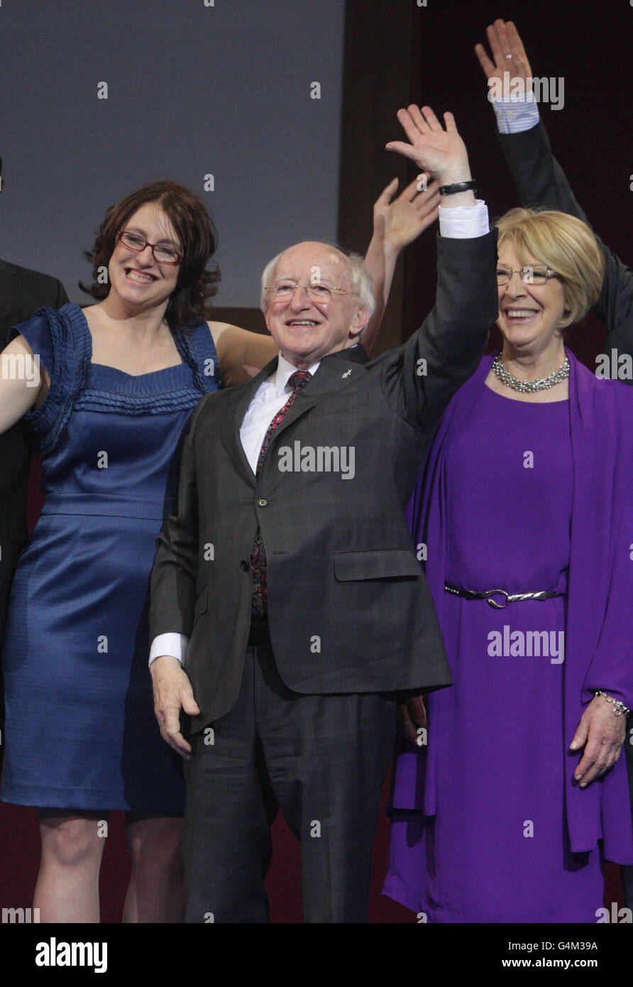 Le président élu de l'Irlande, Michael D Higgins, se fait des vagues après l'annonce de sa victoire électorale au château de Dublin. Banque D'Images